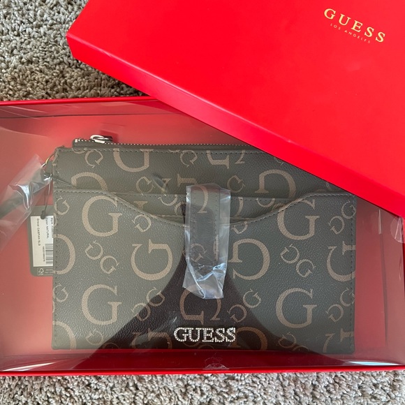 Guess Clutch NWT❤️ - Picture 3 of 10